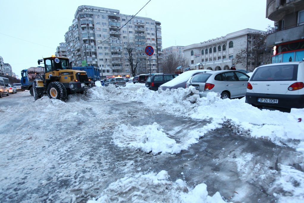 Deszăpezirea continuă la noapte în București