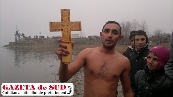 EROUL din Gorj care a scos crucea Bobotezei din apă, PENTRU A ŞASEA OARĂ!