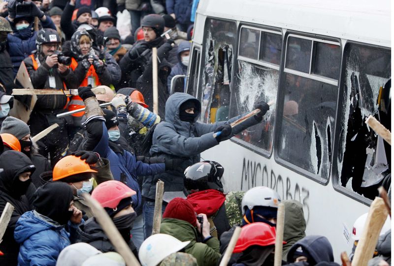 HAOS LA KIEV. Numărul victimelor din rândul protestatarilor a crescut la patru. SUA, UE și NATO condamnă reacția forțelor de ordine | GALERIE FOTO / VIDEO