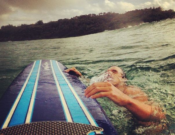 IMAGINI uimitoare. Cum face surfing un bărbat din Hawaii deși un rechin i-a sfârtecat un picior | GALERIE FOTO