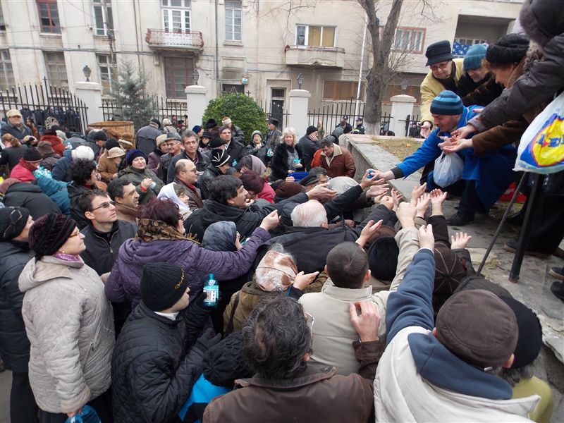 Îmbulzeală la dopuri de sticle cu aghiazmă la Arhiepiscopia Tomisului