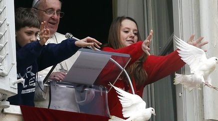 În timpul RUGĂCIUNII: Ce lucru INCREDIBIL li s-a întâmplat PORUMBEILOR păcii  după ce au fost eliberaţi de Papa Francisc / GALERIE FOTO