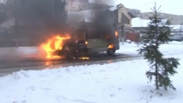 INCENDIU în Năvodari. Un microbuz a fost cuprins de flăcări | VIDEO