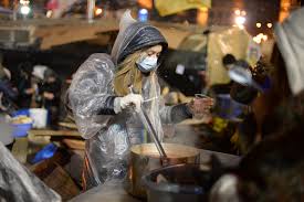 Ipostaze NEOBIŞNUITE la Kiev. Ce mai fac oamenii „pe” Euromaidan în afară de REVOLTĂ / VIDEO