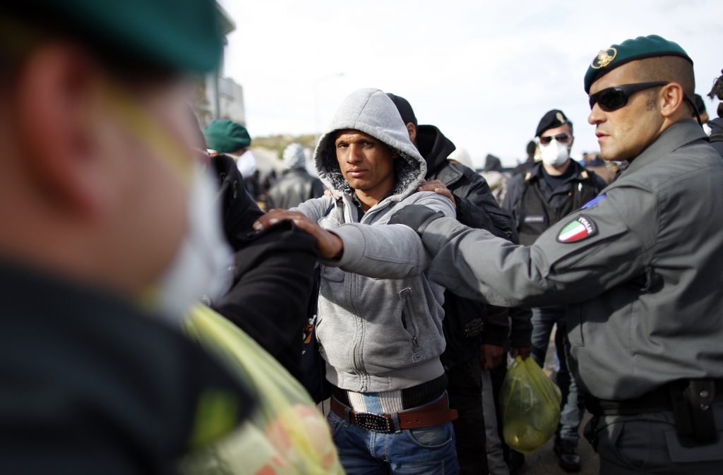 Italia aboleşte delictul imigraţiei clandestine pe fondul fluxului de imigranți africani