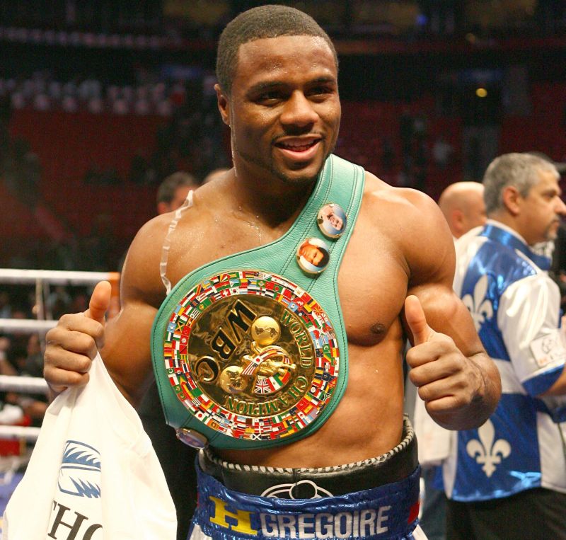 Jean Pascal îşi umflă muşchii înaintea meciului cu Lucian Bute