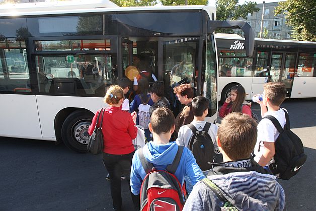 Lipsa fondurilor pentru transport ne lasă copiii fără carte