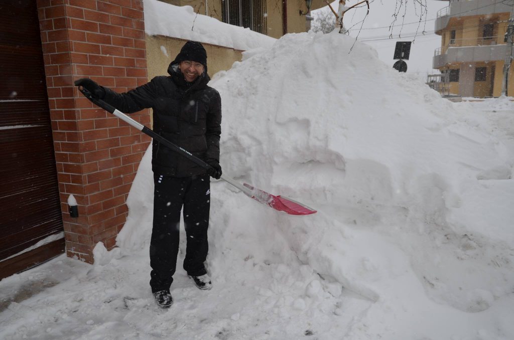 Mama lui Găinuşă în zăpadă: "Să ne vezi pe noi, doi moși, cum dăm la lopată"