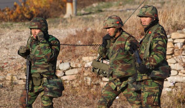 Măsură preventivă: Pentagonul trimite încă un batalion de blindate în Coreea de Sud