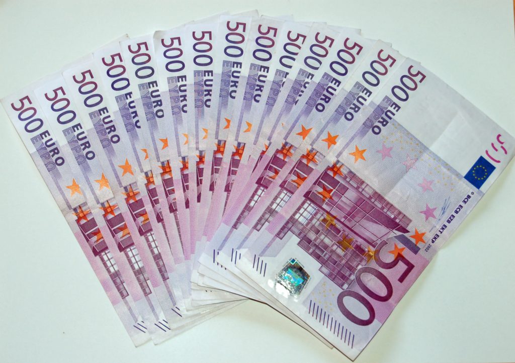 Milionară de euro la 81 de ani. Cum a făcut bani o bătrânică din Iaşi