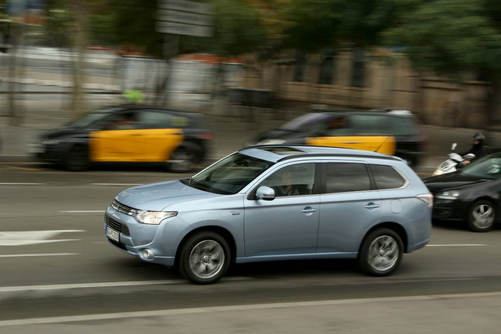 Mitsubishi Outlander PHEV, la mare căutare