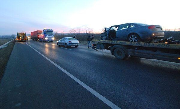 MORT în Audi. Un șofer de TIR a pierdut controlul volanului și a omorât un tânăr