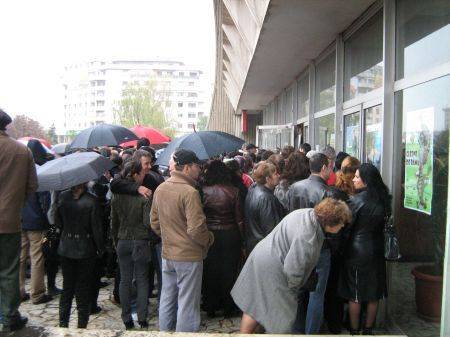 NEBUNIE la deschiderea unui magazin din Târgoviște. SUTE de oameni s-au URCAT unii pe ALȚII ca să prindă PROMOȚIA la MĂTURI electrice