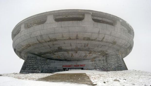 "OZN-ul" de piatră din Bulgaria. Cum arată "catedrala comunismului" ABANDONATĂ