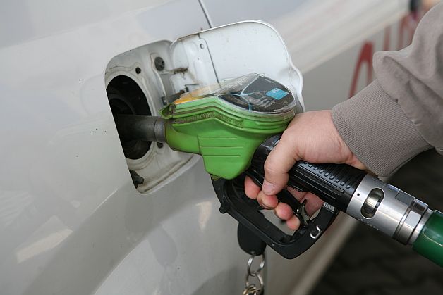 Ponta dă azi raportul în fața delegației FMI. Ce se va întâmpla cu prețul benzinei?