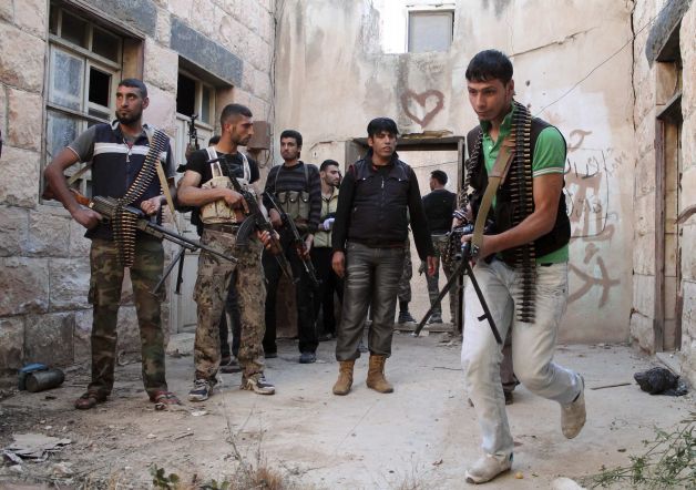Rebelii sirieni au pornit o contraofensivă împotriva militanţilor islamişti care le-au deturnat revolta armată