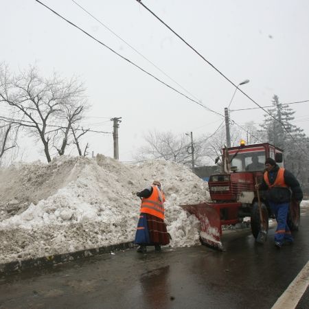 România sub ninsoare. Zeci de trenuri întârziate şi mii de călători blocaţi în garnituri