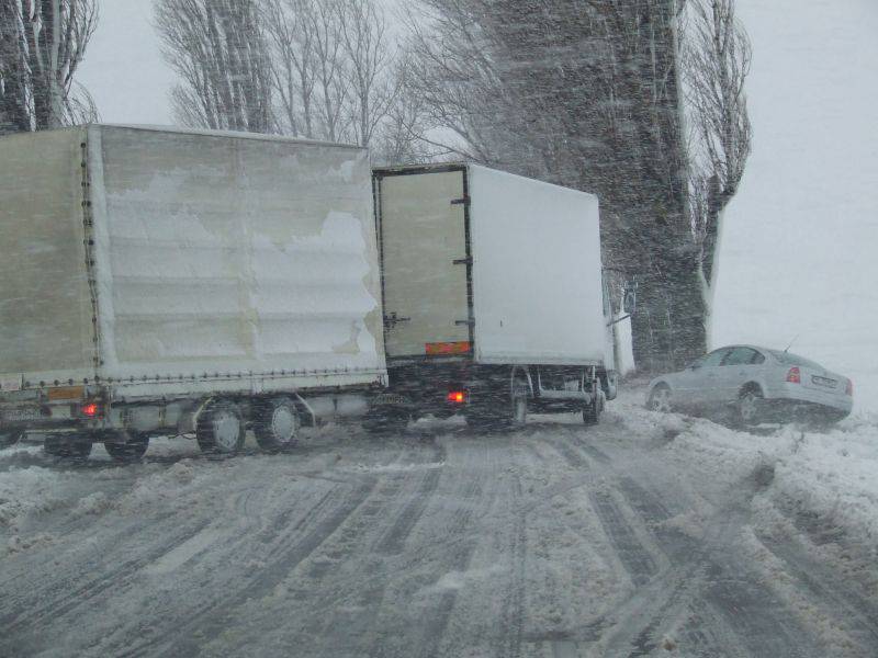 România sub ZĂPADĂ. Circulaţia rutieră este închisă pe Autostrada A2 București – Constanța, tronsonul Lehliu - Feteşti, și 12 drumuri naționale