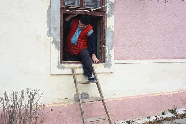 Se întâmplă doar în România: Familie FORŢATĂ să intre în casă numai pe fereastră | FOTO - VIDEO