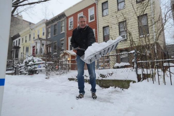 "Și la voi ninge?" Ambasada SUA din România a publicat o fotografie cu primarul din New York în timp ce curăţă zăpada