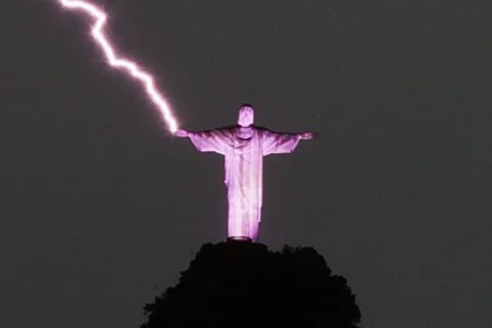 STATUIA Lui Iisus din Rio de Janeiro, lovită de FULGER | VIDEO