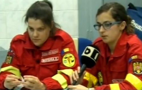 TRAGEDIA DIN APUSENI. Cele două fete paramedic VOLUNTAR: "Am fost primii şi singurii medici care am ajuns la răniţi. Sătenii ne-au ajutat să îi administrăm adrenalină fetei"