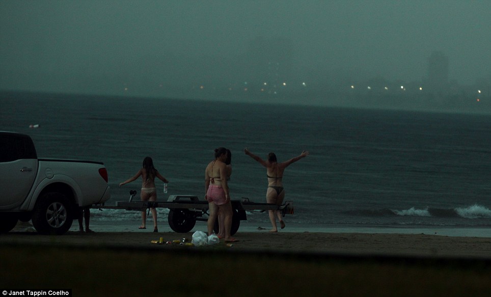 TRAGIC. O turistă a fost ucisă de un fulger pe o plajă din Brazilia. Femeia voia să-și avertizeze copilul