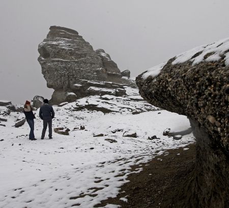 Trei turiști au căzut într-o râpă de 60 de metri în Bucegi