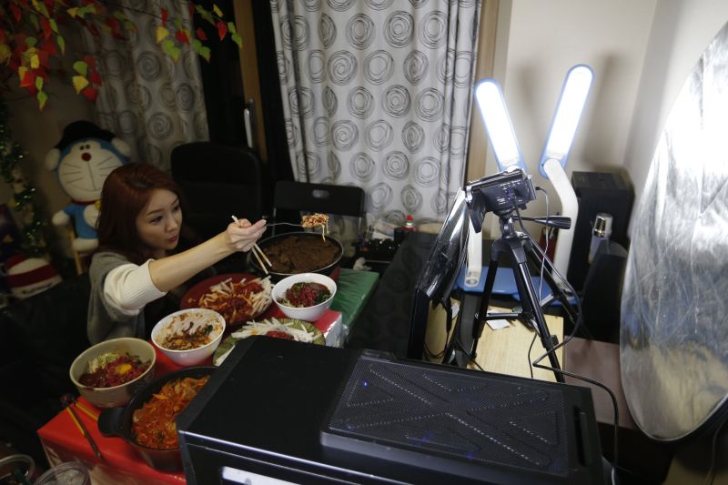 UIMITOR. Ce face pe INTERNET o tânără din Coreea de Sud pentru a câștiga lunar 9.000 de dolari | VIDEO