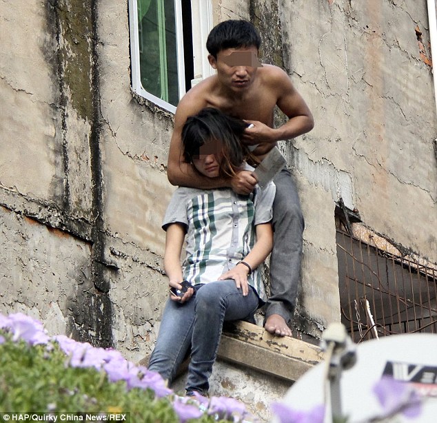 Un BĂRBAT DEZBRĂCAT şi-a ţinut iubita ostatică pe acoperiş şi a AMENINŢAT-O cu un SATÂR | GALERIE FOTO
