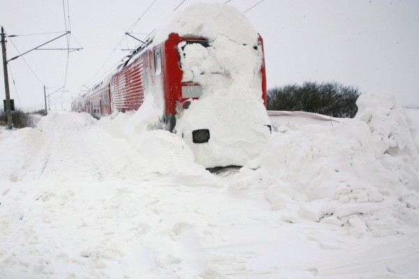 Un TREN cu 20 de călători a rămas ÎNZĂPEZIT, în Argeş