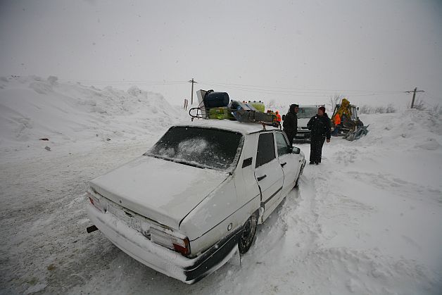 UPDATE. Tronsonul Lehliu - Fetești al autostrăzii A2 și 6 drumuri naționale sunt încă BLOCATE din cauza zăpezii