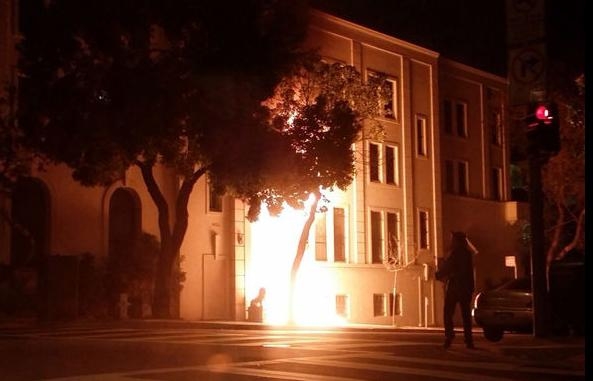 VANDALISM la Consulatul Chinei din San Francisco. INCENDIU DEVASTATOR după ce un ATACATOR a aruncat două găleţi cu BENZINĂ pe UŞĂ | VIDEO