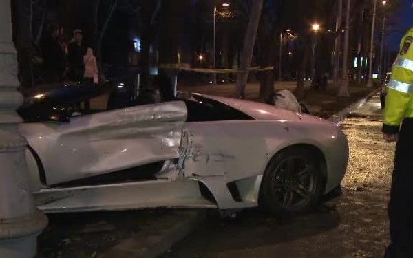 ACCIDENT SPECTACULOS în Bucureşti.  Un Lamborghini de 300.000 de euro a fost proiectat într-un STÂLP | VIDEO