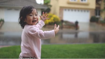 ADORABIL! Vezi cum reacționează o fetiță care vede ploaia PENTRU PRIMA OARĂ | VIDEO