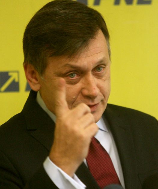 Antonescu îi răspunde lui Băsescu: "Nu e nici pe departe calificat să spună cine e de dreapta şi cine nu e de dreapta"