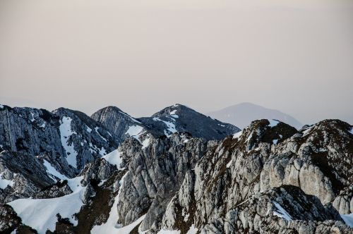 Bărbat căzut într-o râpă în Munţii Piatra Craiului, găsit de salvamontiști după câteva ore