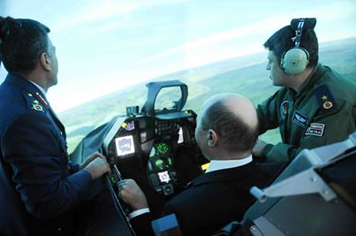 Băsescu, antrenament într-un simulator pentru piloţii de F-16