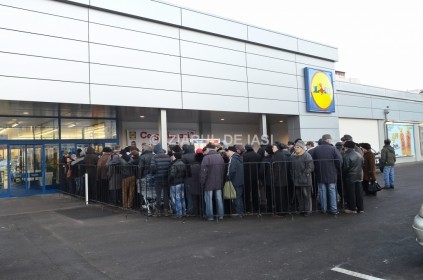 Bătaie pe tigăi! Românii s-au încăierat iarăşi la inaugurarea unui supermarket
