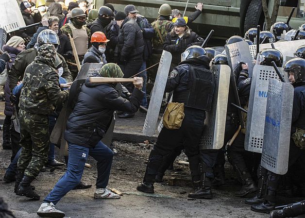 BILANȚUL violențelor de la Kiev: 26 de morţi. Ianukovici e dispus să reia negocierile cu opoziția. PLUS avertismentul SUA