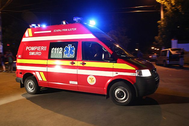 Cinci răniţi după ce o maşină a căzut într-o râpă în Sibiu