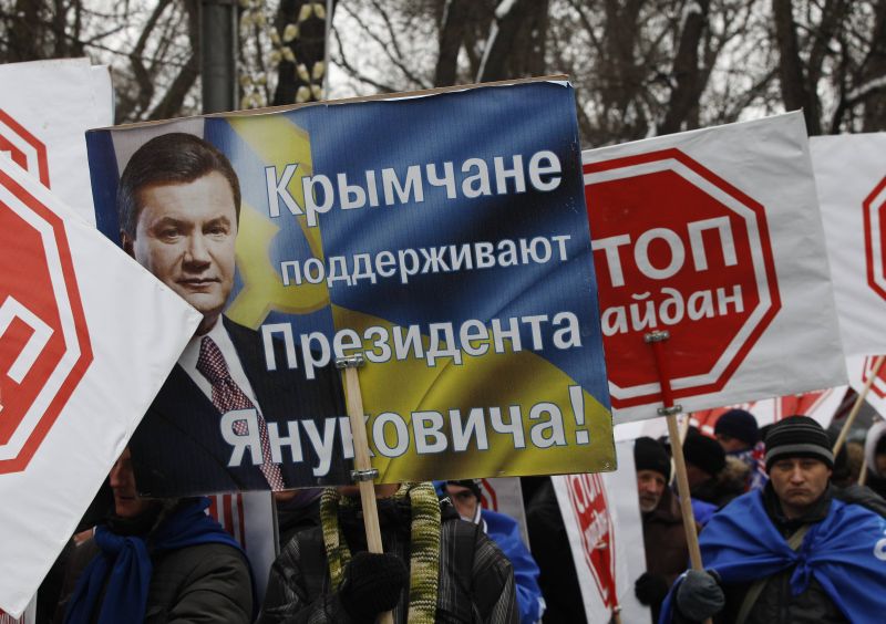 Crimeea avertizează că se va rupe de Ucraina dacă "puterea legitimă" actuală este schimbată
