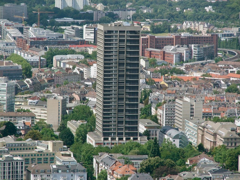 Cum DEMOLEAZĂ nemţii ZGĂRIE NORI. Un turn de 116 metri a fost DINAMITAT, la Frankfurt  | VIDEO
