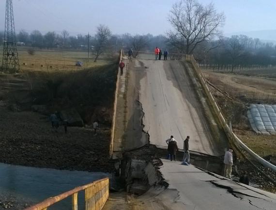 Declarația unui ȘOFER ÎNGROZIT sub care s-a rupt podul de beton din Hunedoara