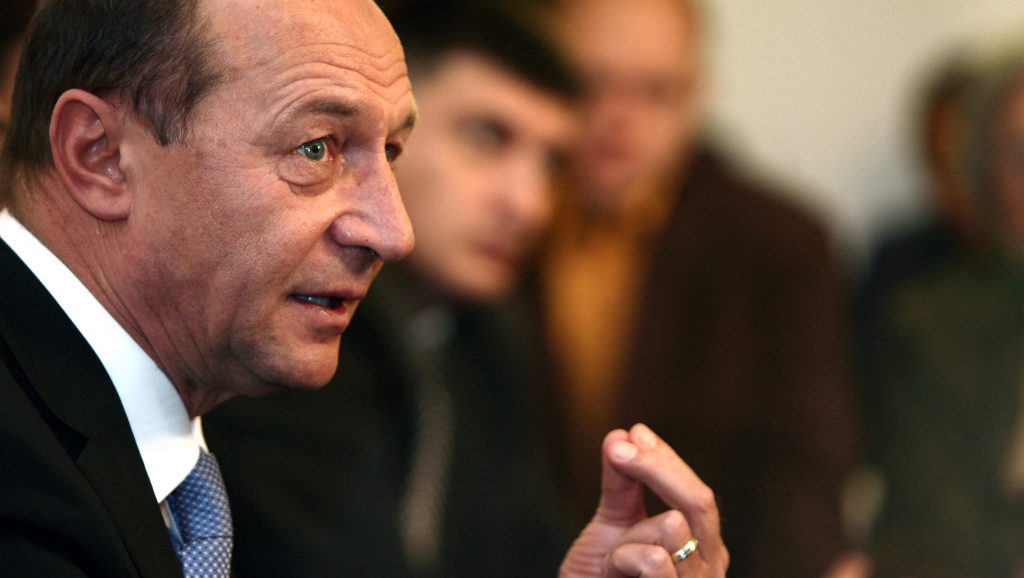 Echipa Băsescu-Boc- Udrea, reunită la Cluj. Şeful statului, la dezbaterea PMP: Societatea este extrem de tolerantă cu CORUPȚIA. Nu cred că instituțiile vor rezista presiunii la INFINIT | VIDEO