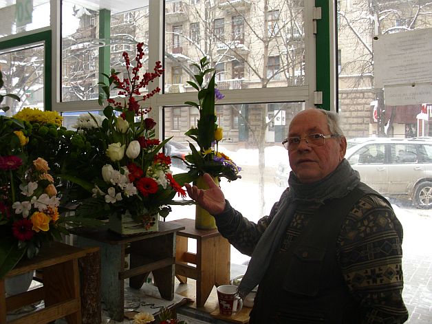 EVZ CHIŞINĂU. O pasiune convertită într-un destin. Florarul de 75 de ani cu ucenici în zeci de ţări