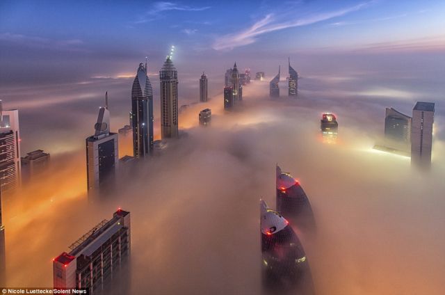 Imagini SPECTACULOASE cu orașul Dubai învăluit de nori. Fenomenul are loc doar de două ori pe an | GALERIE FOTO