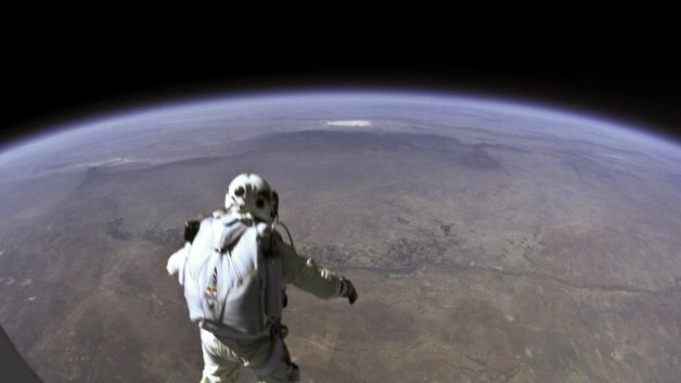 IMAGINI VIDEO NOI. Ce a văzut parașutistul Felix Baumgartner în timpul saltului său ISTORIC