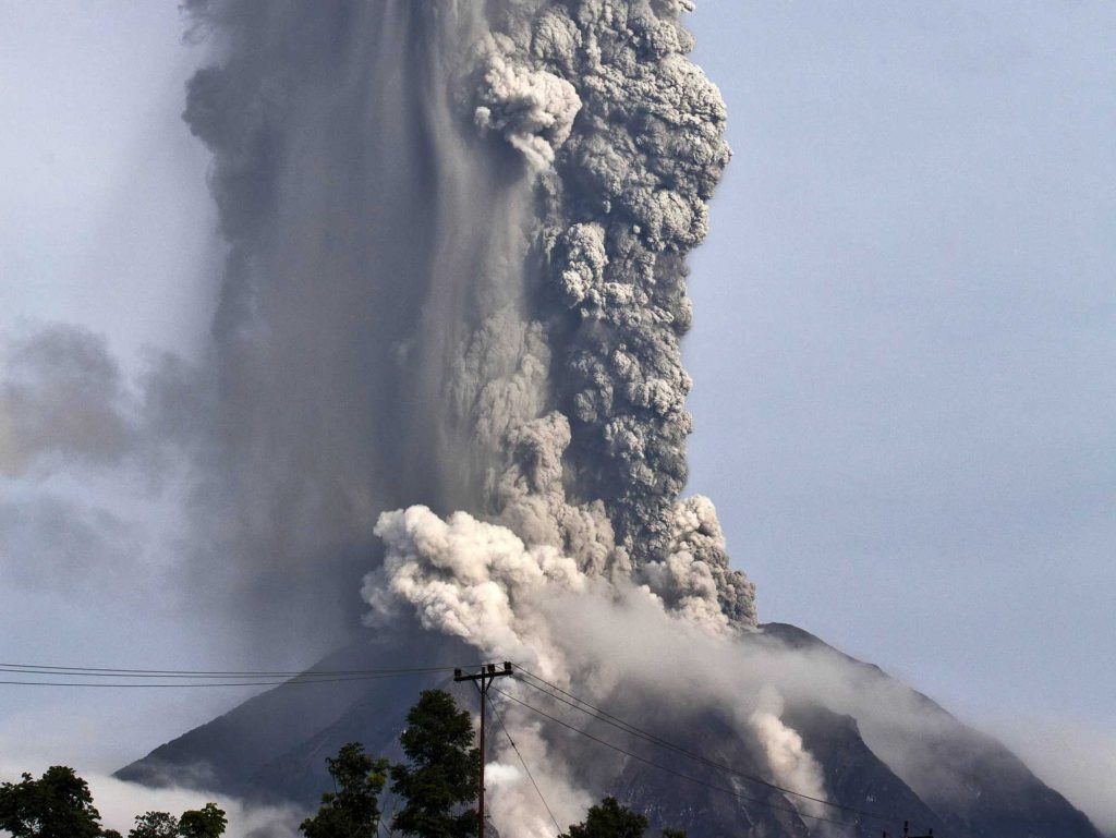 Indonezia: Cel puţin 14 morţi în urma erupţiei vulcanului Sinabung