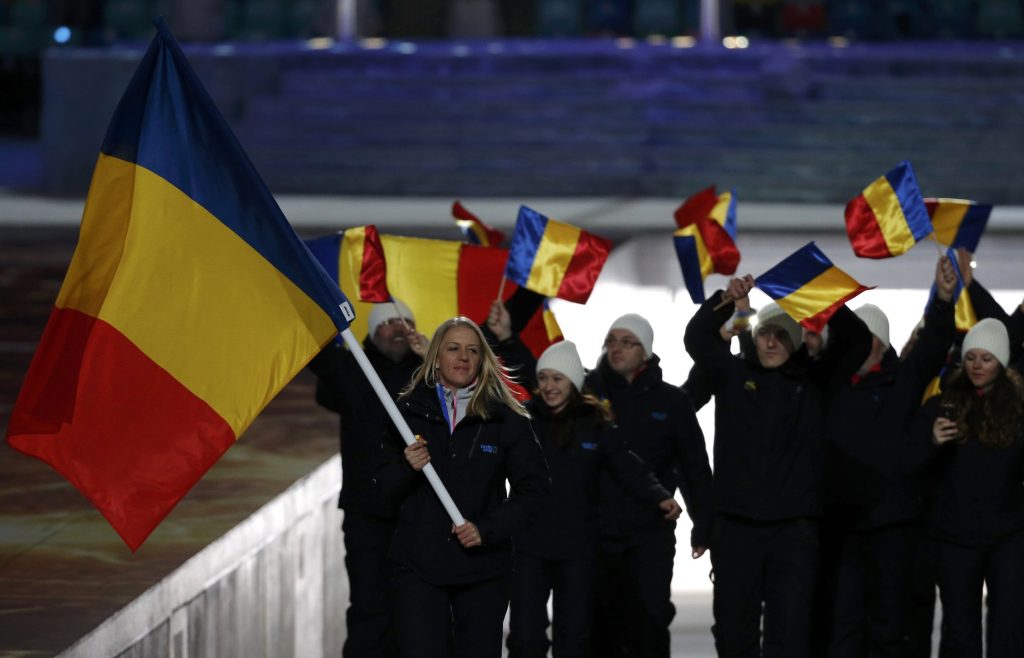 JO DE IARNĂ: Sportivii români au defilat la Soci îmbrăcați în negru. Eva Tofalvi a purtat drapelul / GALERIE FOTO